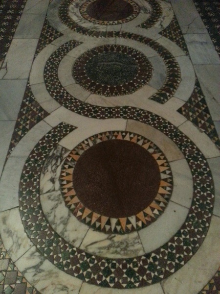 piso mosaico cosmatesco